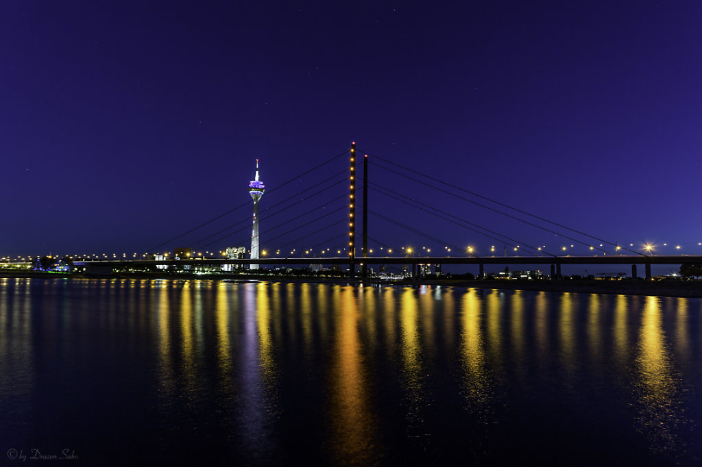 Rheinkniebrücke in Düsseldorf bei Nacht